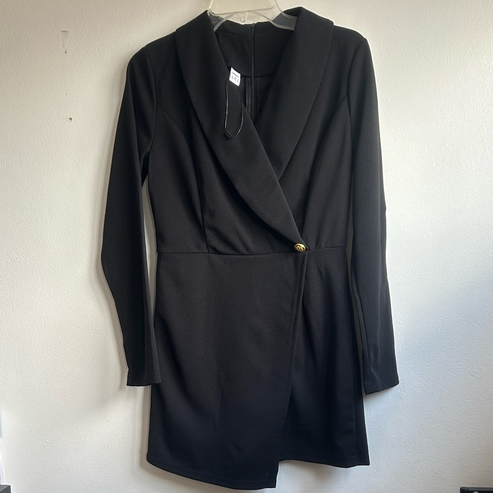 Sophisticated Black Women's Blazer with Gold Button